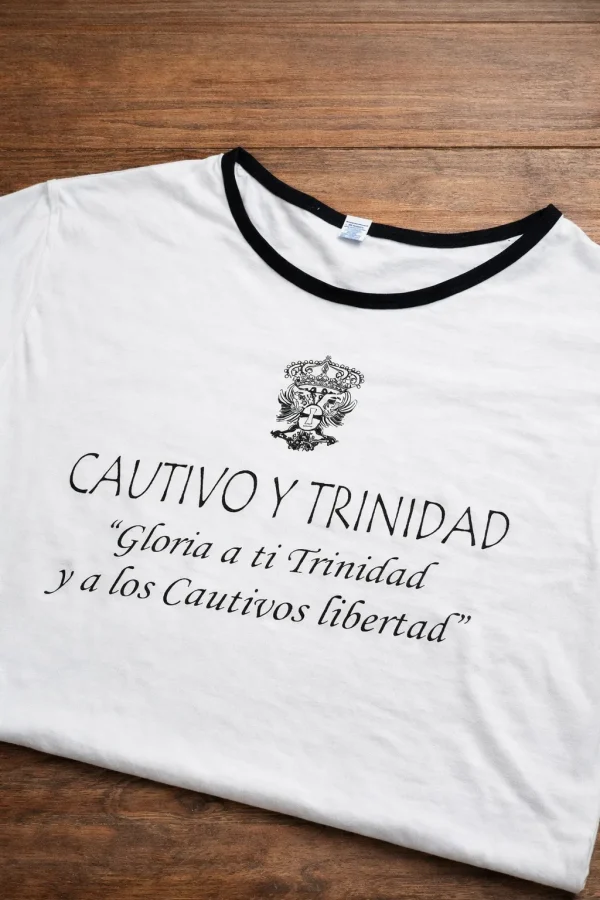Camiseta blanca personalizada para costaleros mediante serigrafía textil, con cuello arreglado para llevar el costal sin molestias en Jaén.