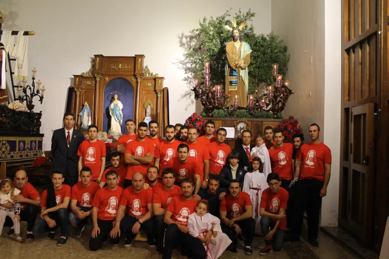 Cuadrilla cofrade con camisetas de algodón serigrafiadas durante un acto en la iglesia