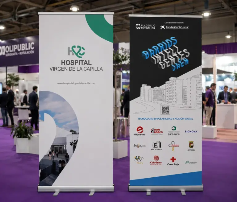 Dos roll ups personalizados con impresión digital para entidades y proyectos durante un evento profesional en Jaén.
