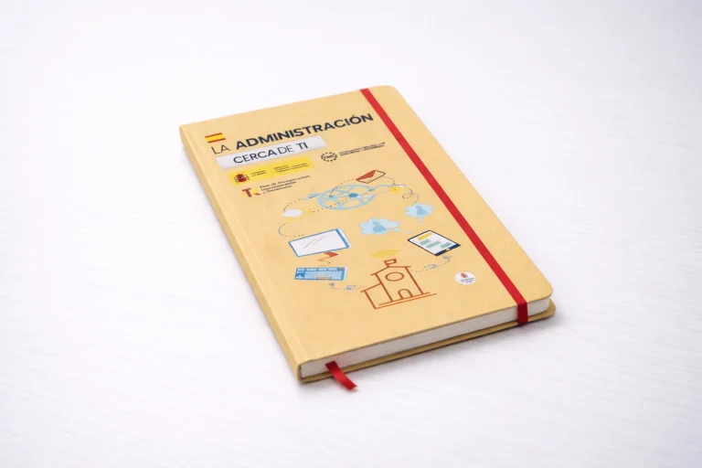 Libreta personalizada con impresión DTF sobre cubierta rígida, con diseño institucional de la Subdelegación del Gobierno de Jaén y gráficos oficiales.