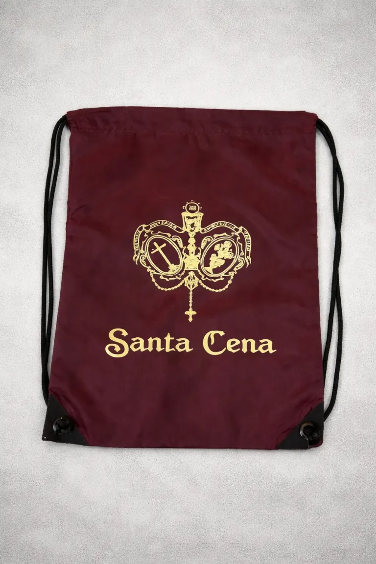 Mochila de poliéster granate serigrafiada en color dorado con emblema de la Cofradía de la Santa Cena de Jaén para ensayos de costaleros.