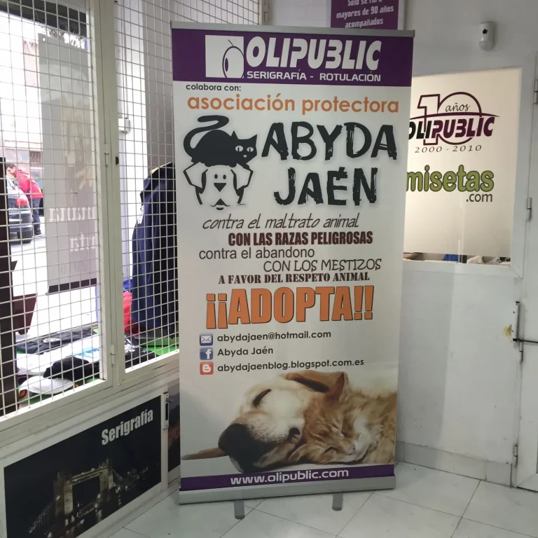 Photocall enrollable personalizado impreso en digital, con diseño solidario de la asociación protectora ABYDA Jaén para campañas de adopción animal.