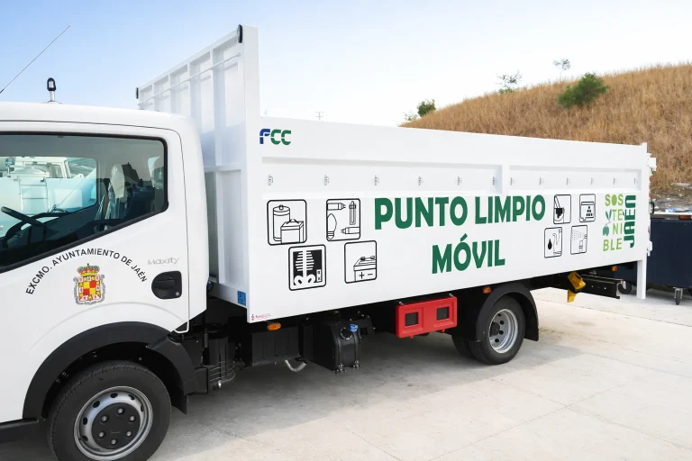 Camión punto limpio móvil rotulado con vinilo impreso y ploteado para FCC en Jaén, con iconos informativos y textos de reciclaje.