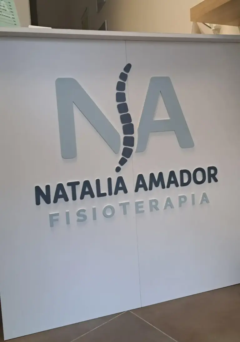 alternativo: Rotulación en PVC impreso y fresado con letras corpóreas en relieve para clínica de fisioterapia instalada en mostrador interior.