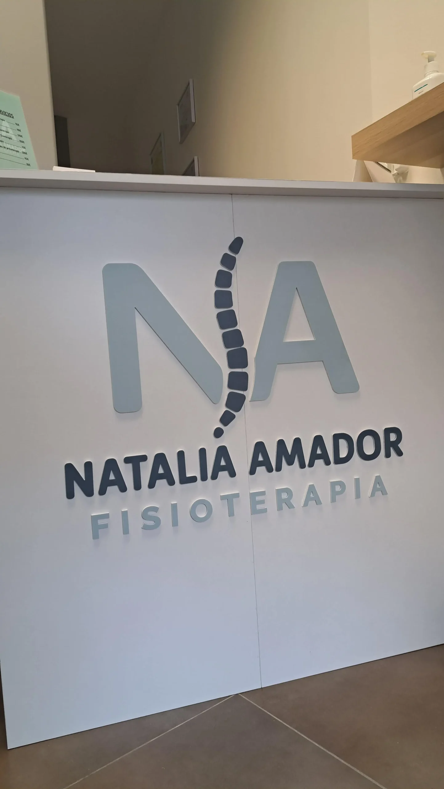 alternativo: Rotulación en PVC impreso y fresado con letras corpóreas en relieve para clínica de fisioterapia instalada en mostrador interior.