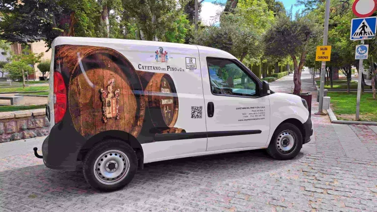 Furgoneta rotulada con vinilo impreso para bodega en Jerez, con imágenes de barricas y diseño corporativo aplicado sobre el vehículo.