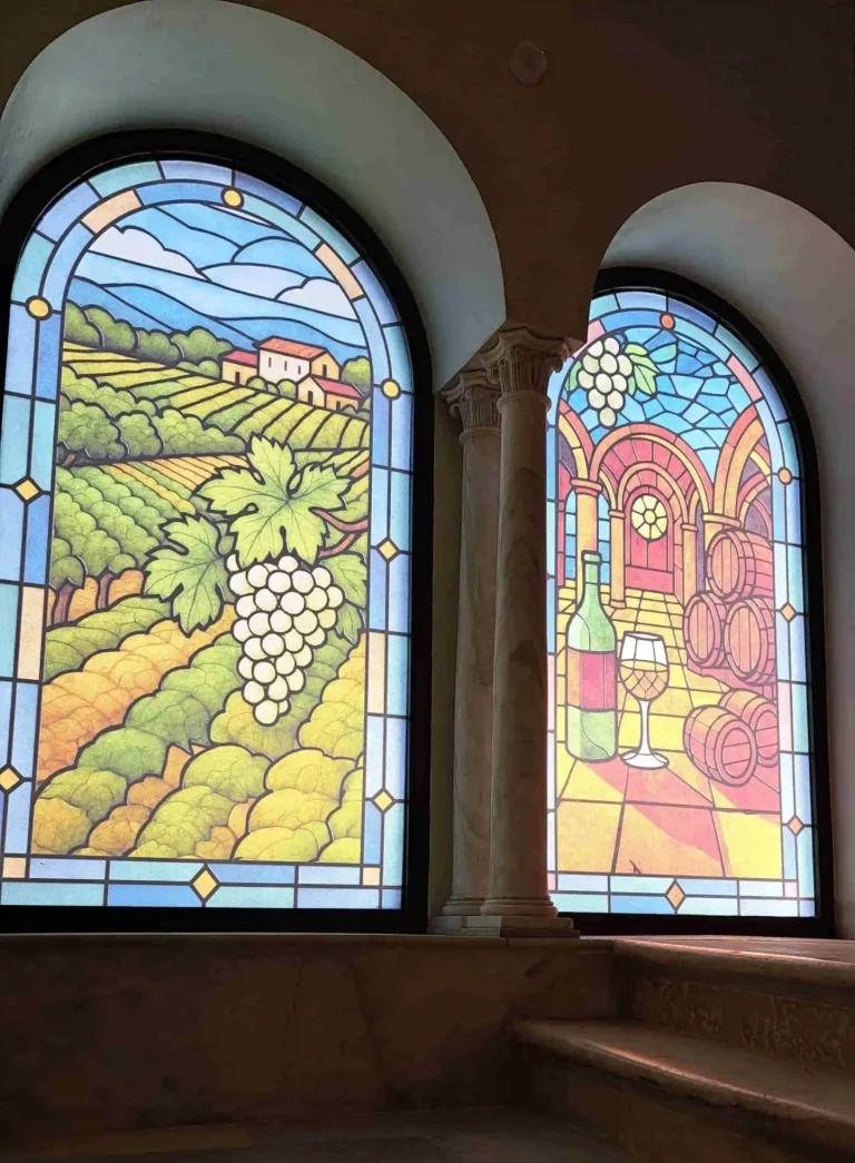 Vinilo ácido impreso tipo vidriera para espacio expositivo