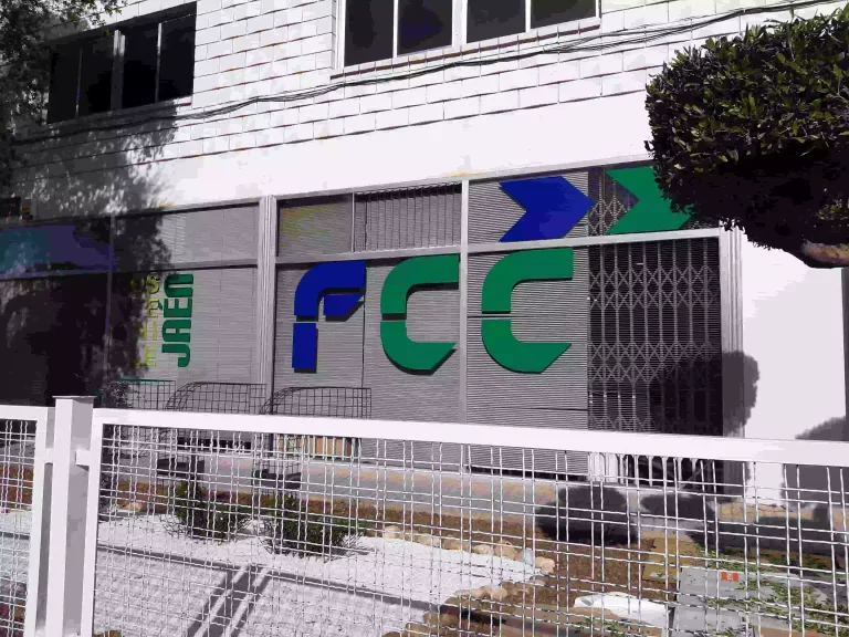 Decoración de escaparate con vinilo de corte aplicado sobre cristal, con logotipo corporativo de FCC en oficinas de Jaén