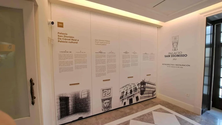 Decoración museística con vinilo impreso y laminado sobre paneles interiores, con textos e ilustraciones históricas en The Sherry Gallery del Palacio San Dionisio.