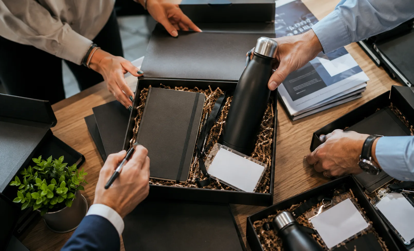 Pack de bienvenida premium con libreta, botella reutilizable y acreditación presentado en caja personalizada para eventos corporativos y congresos profesionales.