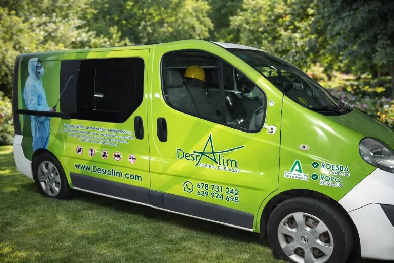 Furgoneta rotulada con wrapping integral en vinilo impreso para empresa de limpiezas en Jaén, con imagen corporativa y textos informativos.